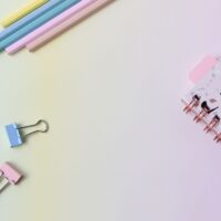 パステルカラーの文具を並べた机