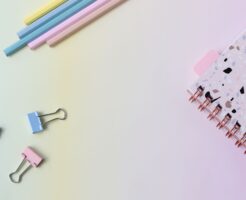 パステルカラーの文具を並べた机