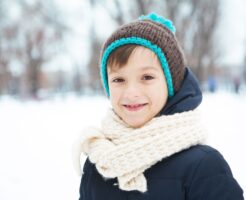 子どものマフラーの巻き方｜簡単でほどけないコツ