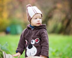 子どものダウンジャケット何度から？サイズ・フィルパワーの選び方