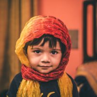 子供用ネックウォーマーの選び方と付け方｜いつから使える？