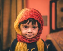 子供用ネックウォーマーの選び方と付け方｜いつから使える？
