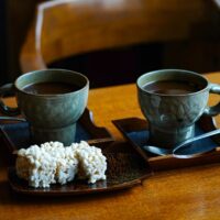 授乳中のカフェインは1日何mg？飲み物別の含有量一覧と公的機関の目安