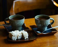 授乳中のカフェインは1日何mg？飲み物別の含有量一覧と公的機関の目安