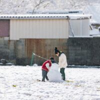 雪だるまの作り方｜子どもと楽しむ顔・飾りアイデアと崩れないコツ