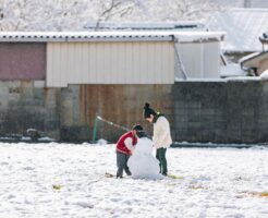 雪だるまの作り方｜子どもと楽しむ顔・飾りアイデアと崩れないコツ
